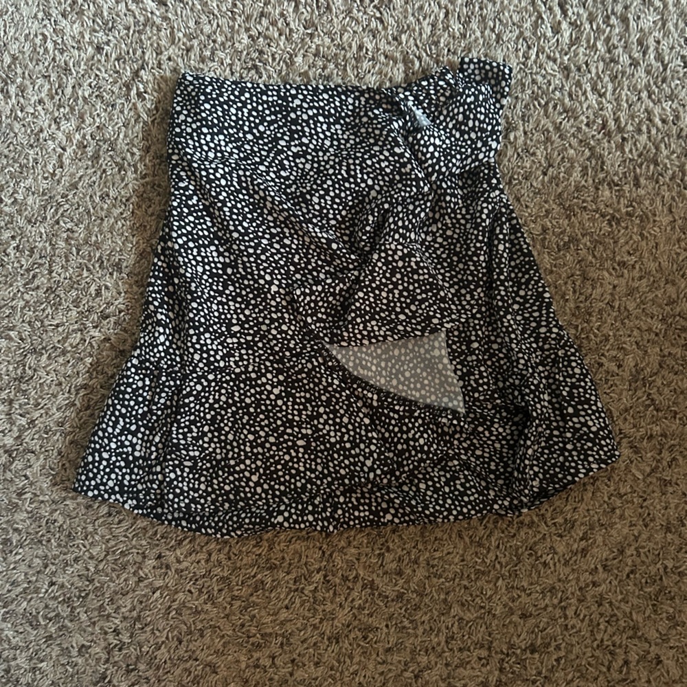 Black/White wrap skirt